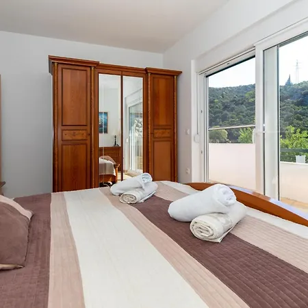 Casa de Férias 2 Bedroom Gorgeous In Ploce (Dubrovnik-Neretva)