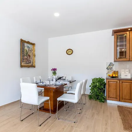 Casa de Férias 2 Bedroom Gorgeous In Ploce (Dubrovnik-Neretva)
